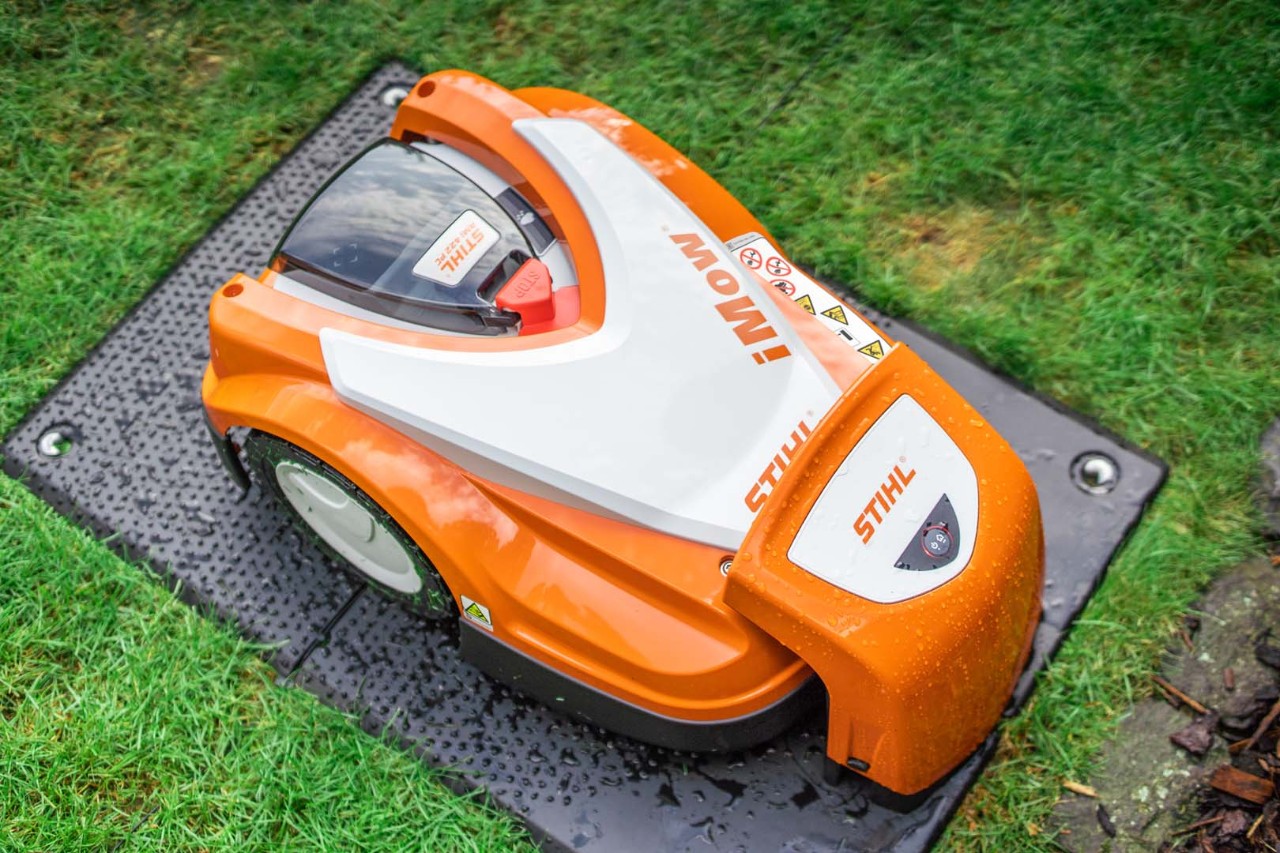En STIHL iMOW® 422 robotgressklipper i ladestasjonen
