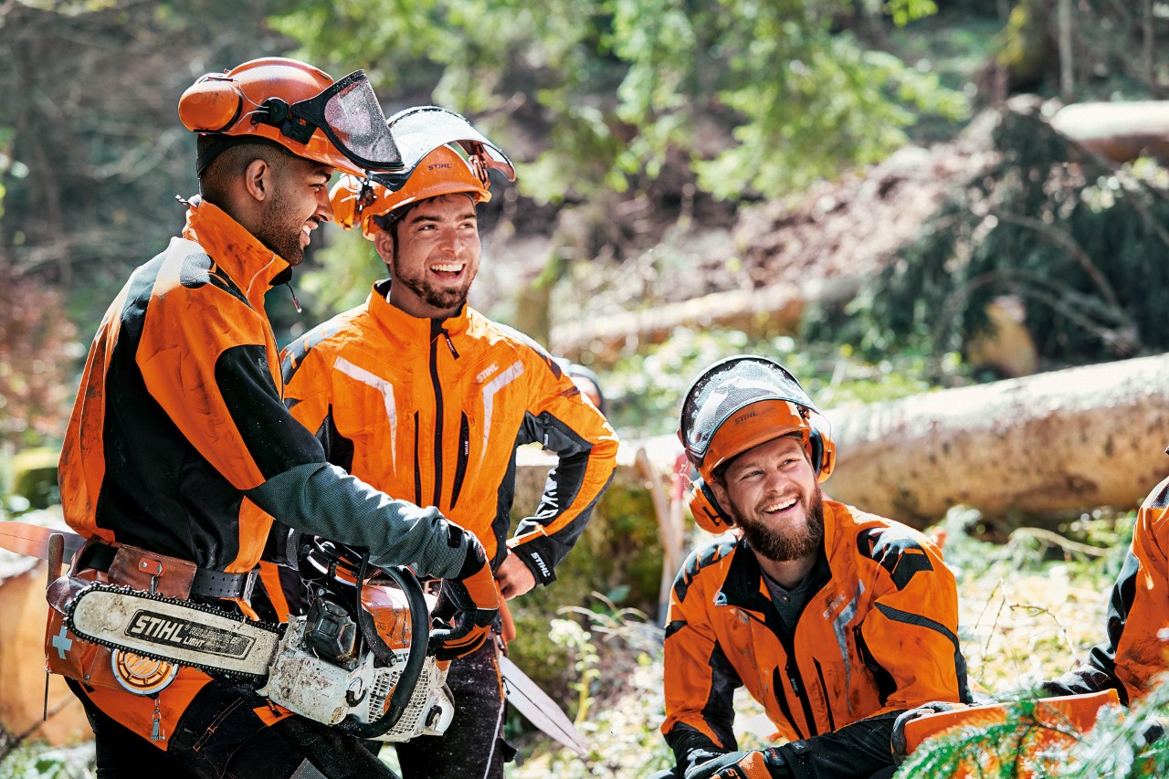 Skogsarbeidere med STIHL verneklær og STIHL MS 462