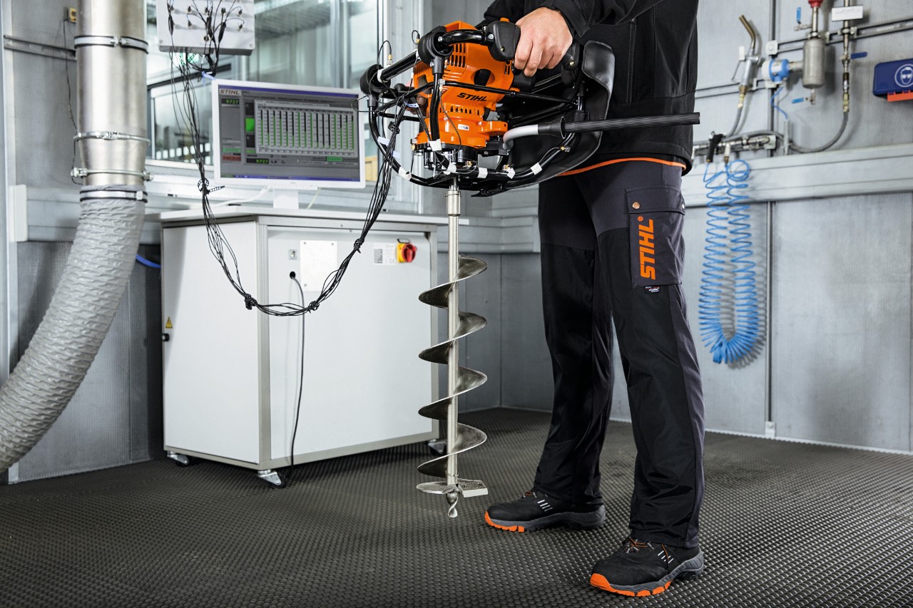 Et STIHL elektroverktøy er testet for vibrasjonsbelastning