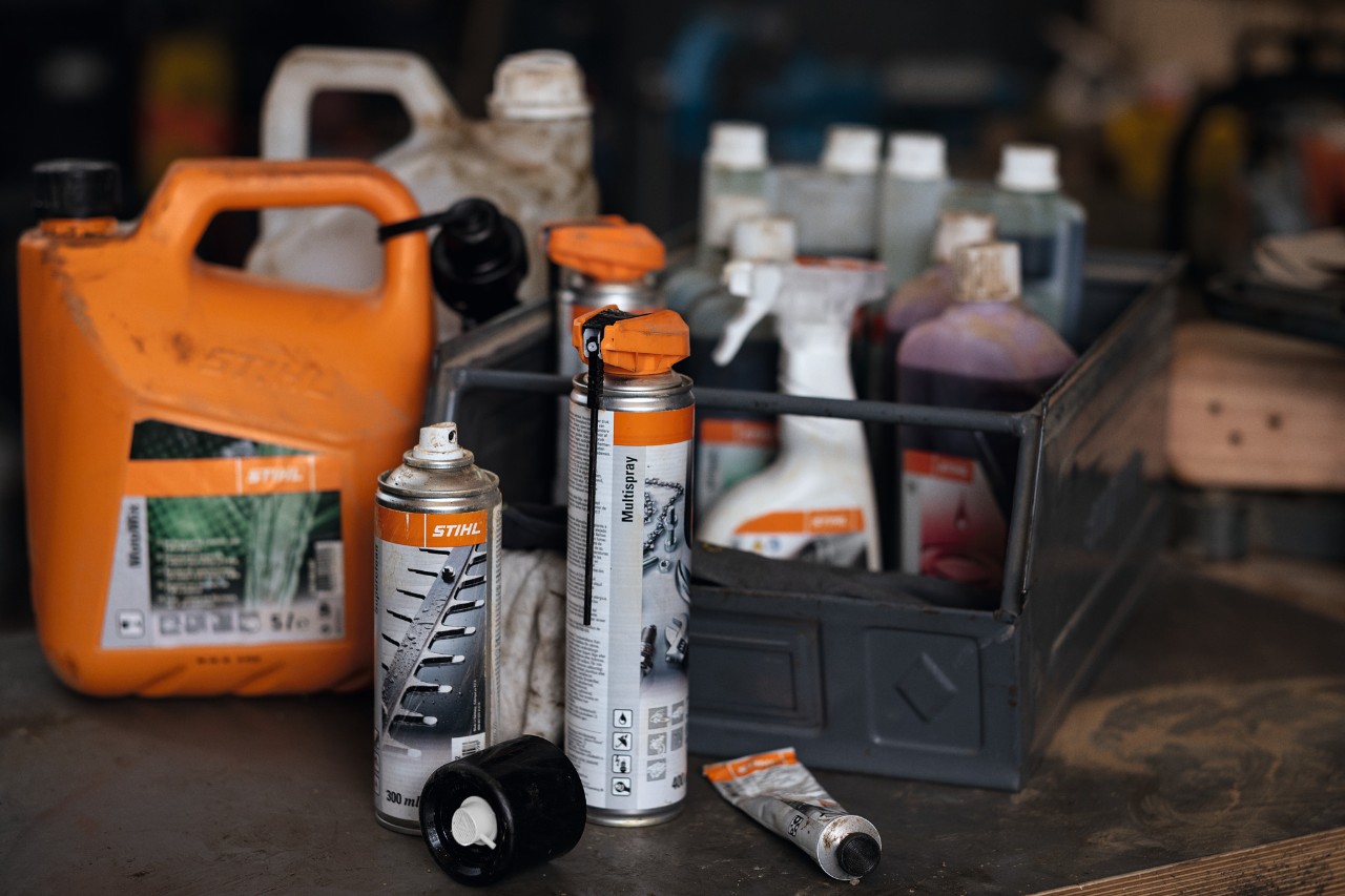 Diverse drivstoff og smøremidler fra STIHL, noen i en eske