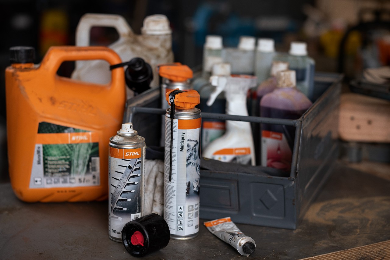 Diverse drivstoff og smøremidler fra STIHL, noen i en eske 