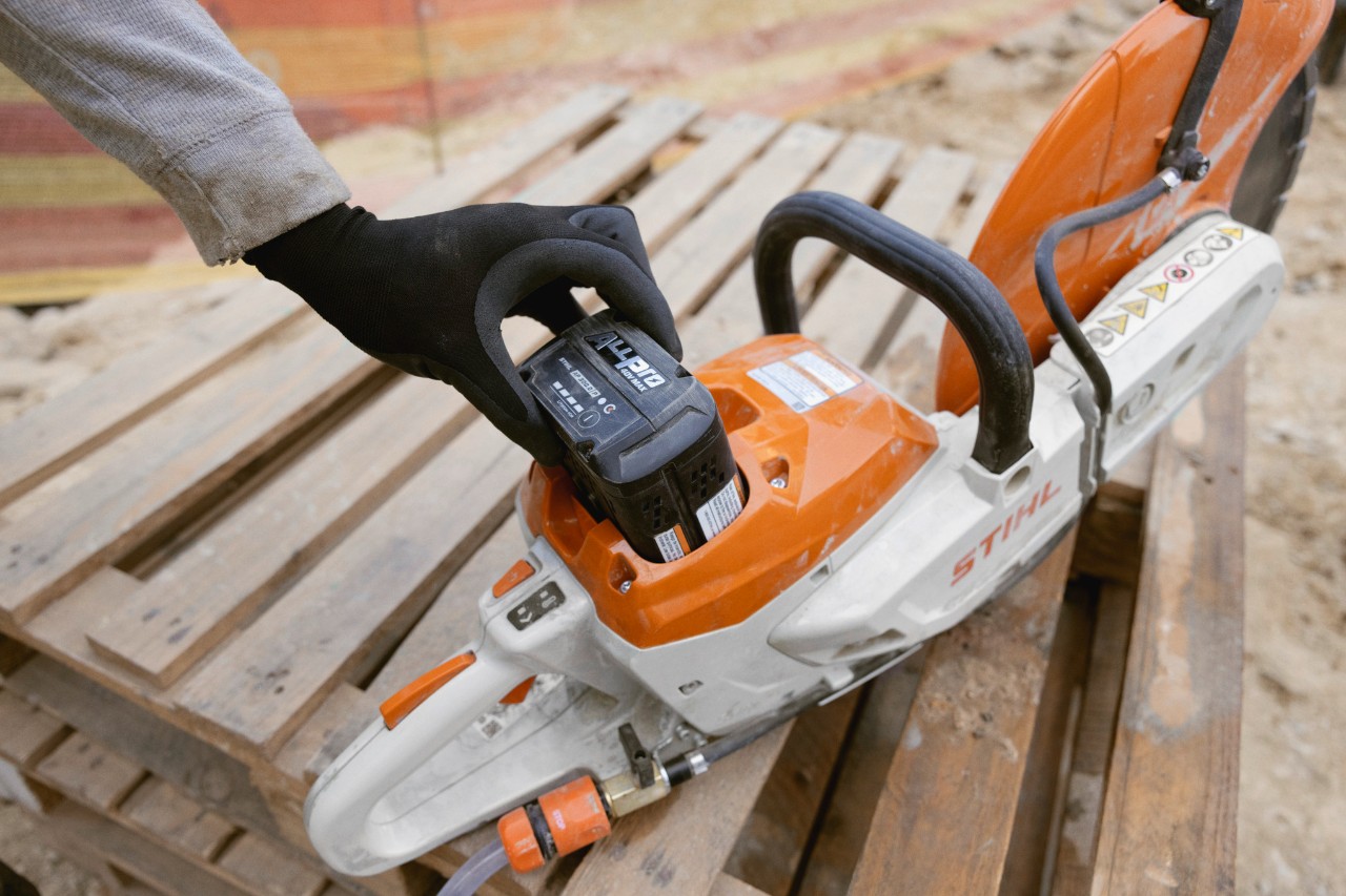 Et STIHL ALLPRO 300.0 P-batteri brukes i TSA 350