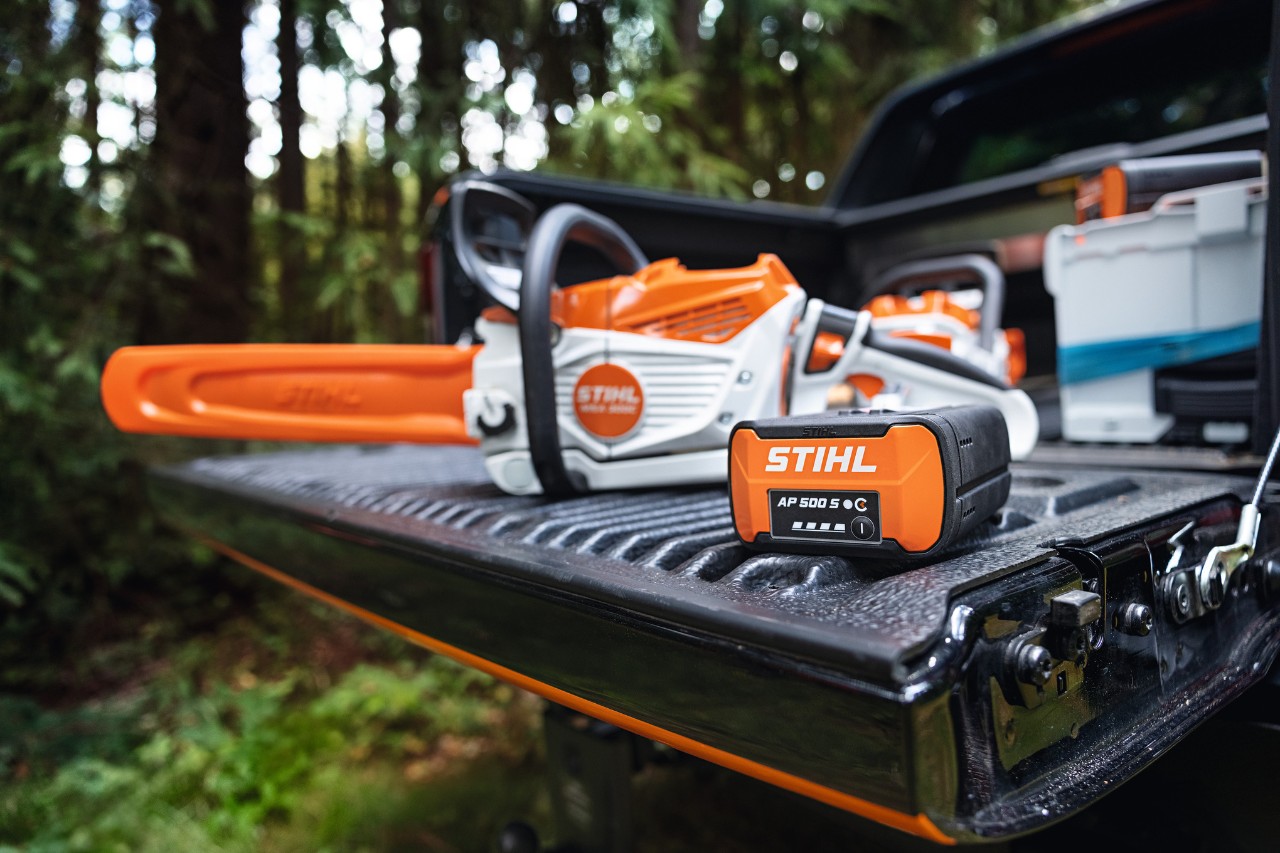 Litiumionbatteriet STIHL AP 500 S og den batteridrevne motorsagen STIHL MSA 300 