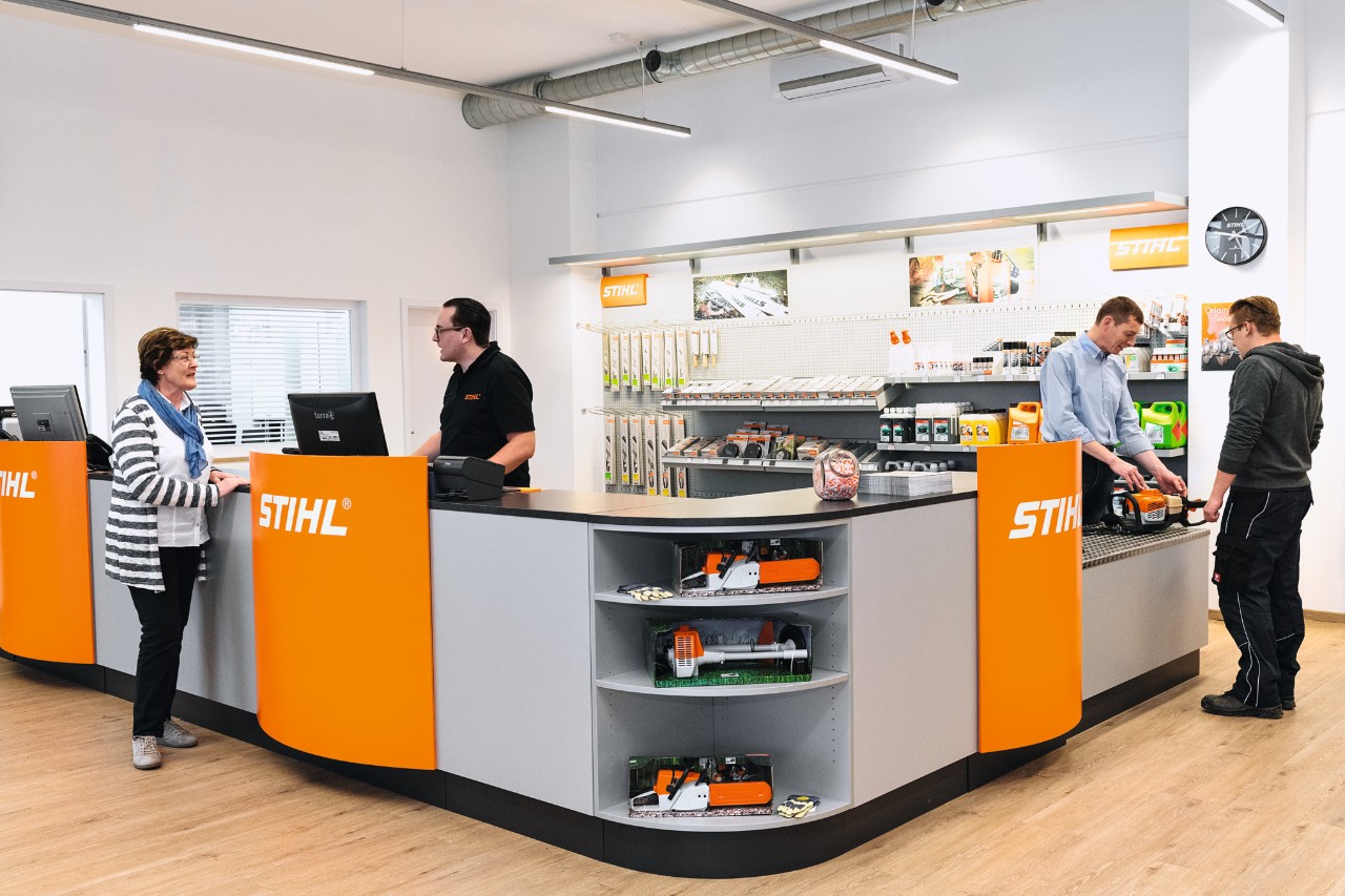STIHL-forhandlerens salgsområde med medarbeidere og kunder  