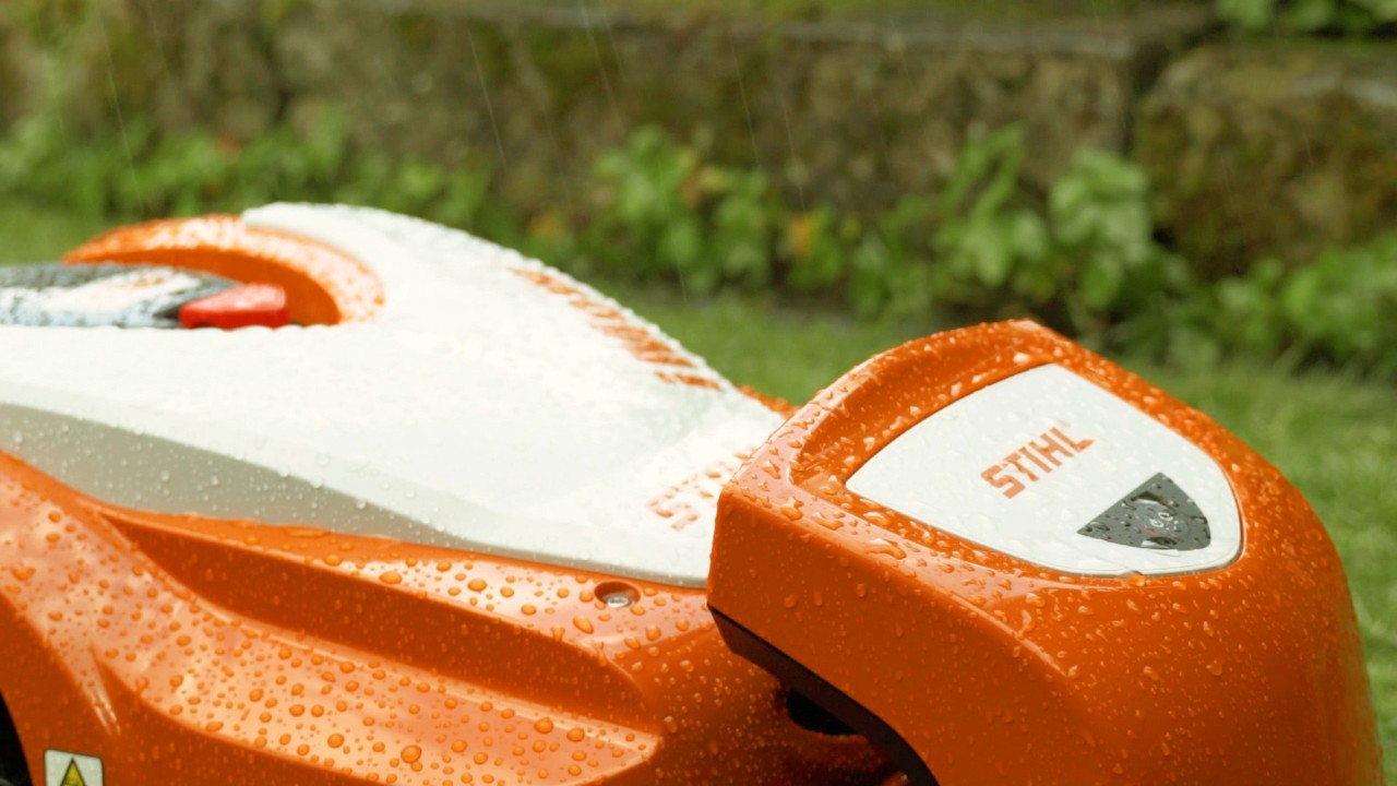 En STIHL iMOW® robotgressklipper ute i regnet