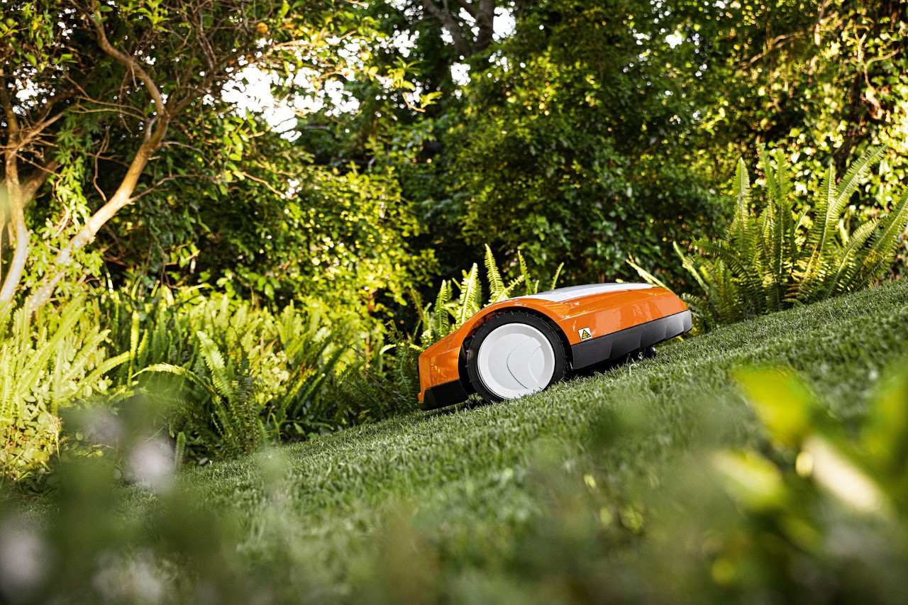 En STIHL iMOW® RMI 632 robotgressklipper i en gressbakke 