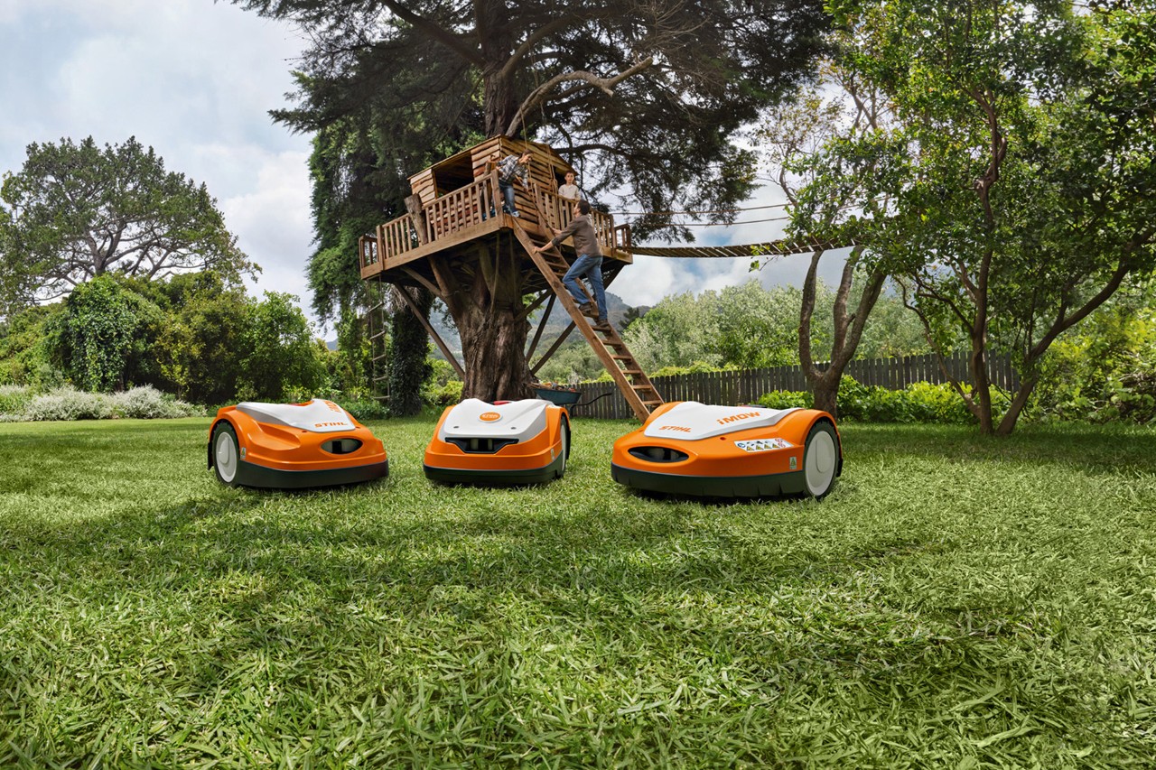 En robotgressklipper fra STIHL iMOW®-serien på en gressplen i hagen